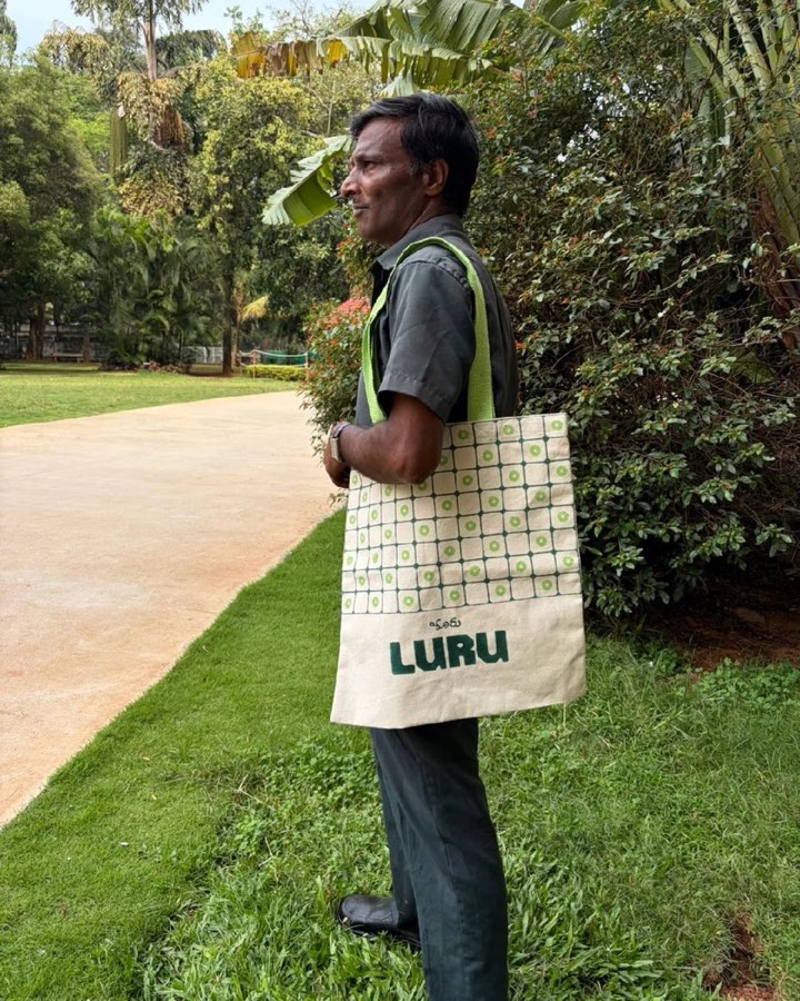 The Issue 04 tote in its green edition